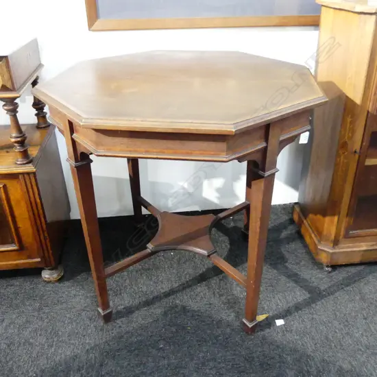 EDWARDIAN SHERATON REVIVAL OCTAGONAL SHAPED OCCASIONAL TABLE. . SQUARE TAPERED LEGS ON SPADE FEET. H. 720mm