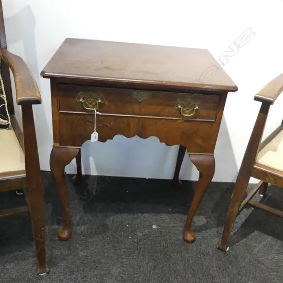 GEORGIAN STYLE MAHOGANY OCCASIONAL TABLE. SINGLE DRAWER ON LONG CABRIOLE LEGS ON PAD FEET.  ATTENTION REQUIRED. H.730mm 