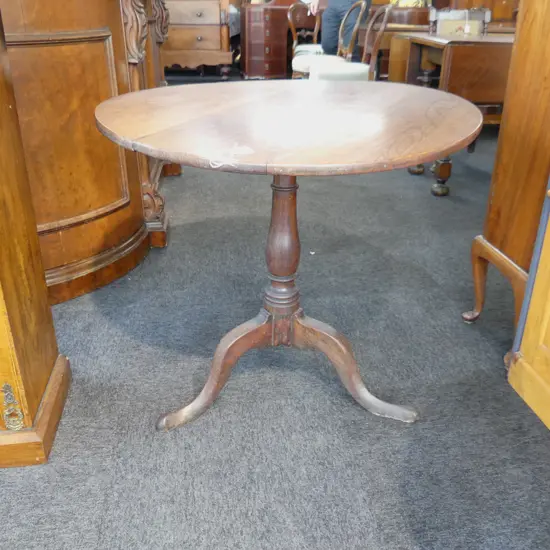 GEORGIAN CIRCULAR OAK TILT WINE TABLE. CENTRAL TURNED COLUMN OVER 3 PAD FEET. DIA. 730mm