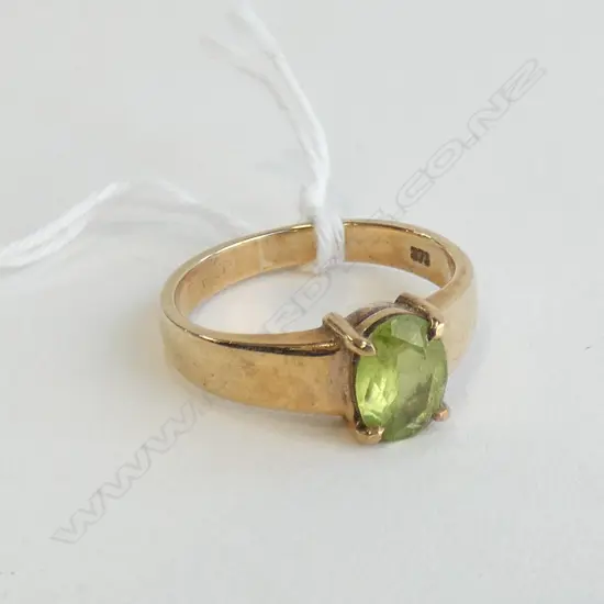 9CT GOLD AND PERIDOT RING 4.66gm
