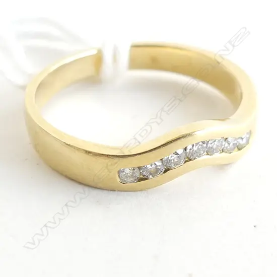 18CT YELLOW GOLD CHEVRON DIAMOND SET WEDDING BAND 0.20CT, 2.7GMS