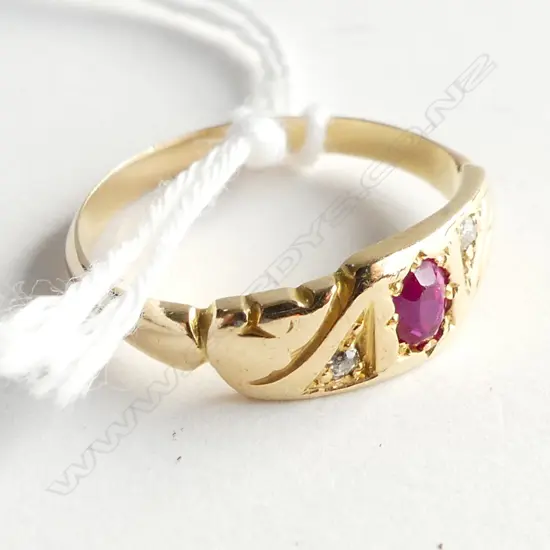 18CT GOLD  SYN RUBY & DIAMOND RING, 2.59GMS