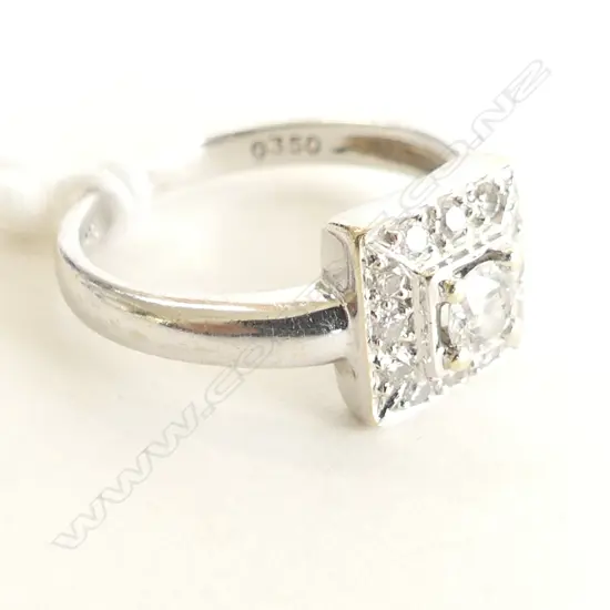 18CT WHILE GOLD & DIAMOND CLUSTER RING 0.35CT SIZE J 1/2