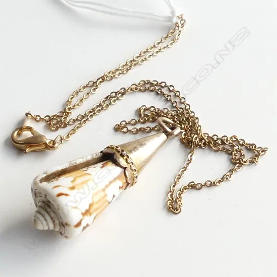 375 (9ct) SHELL PENDANT WITH ROLLED GOLD CHAIN