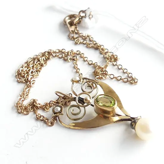 9CT GOLD HEART SHAPED PERIDOT PENDANT & CHAIN 1.64GMS