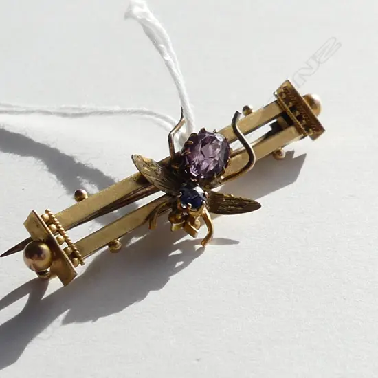 9CT GOLD  BUG BAR BROOCH  3GMS