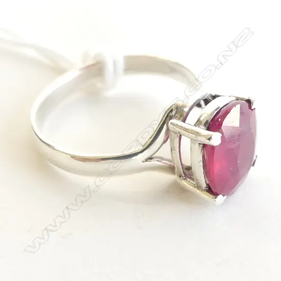 STG SILVER  RUBY (GLASS FILLED) RING SIZE P