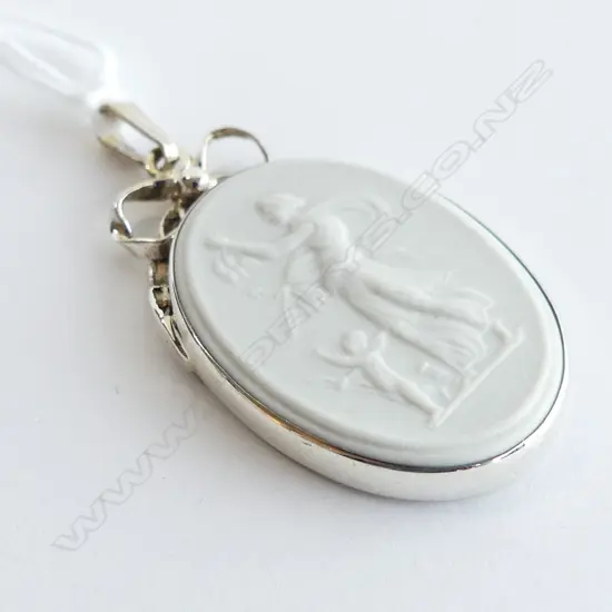 STG SILVER MOUNTED WEDGWOOD CAMEO PENDANT