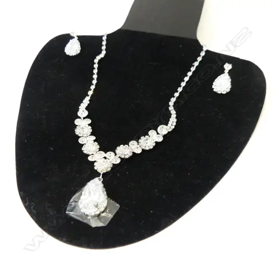 DIAMANTE NECKLACE & EARRING SET  (1 STONE IS LOOSE)
