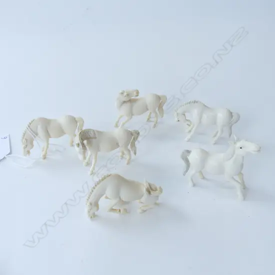 6 SMALL IVORY HORSES H.35mm
