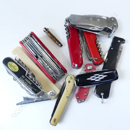 COLLECTION OF POCKET KNIVES