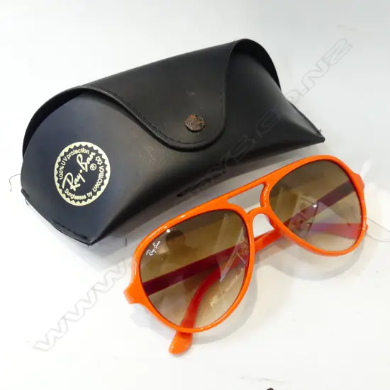 ORANGE RAY BAN SUNGLASSES IN CASE 