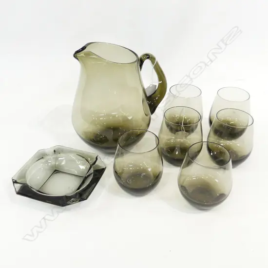 MID CENTURY STYLE SMOKY GLASS WATER JUG (H. 210MM) & 6 GLASSES (H. 90MM)