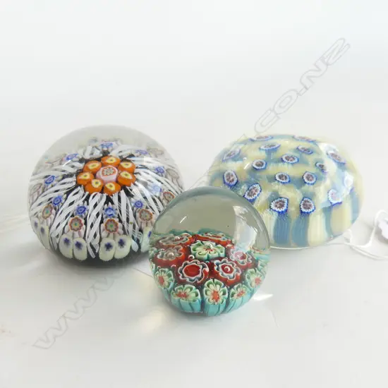 3 GOOD GLASS PAPERWEIGHTS. ONE STRATHEARN WITH TWISTED INTERNAL CANES DIA 60mm. SMALLER 2 WITH INTERNAL FLORAL DESIGN. 