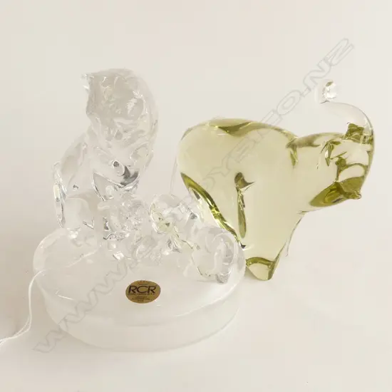 2 GLASS FIGURES; ELEPHANT (L. 140MM) & ROYAL CRYSTAL ROCK CAT & KITTENS (H. 135MM)