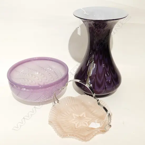 LG PURPLE PATTERN ART GLASS VASE (H.320MM)  & BOWL (DIA.225MM) + VTG PINK DEPRESSION GLASS PLATE & STAND (DIA 210MM)