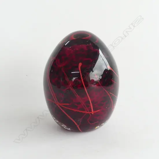 LYNDEN OVER NZ RED GLASS LGE PAPER WEIGHT W SWIRLS H.120mm