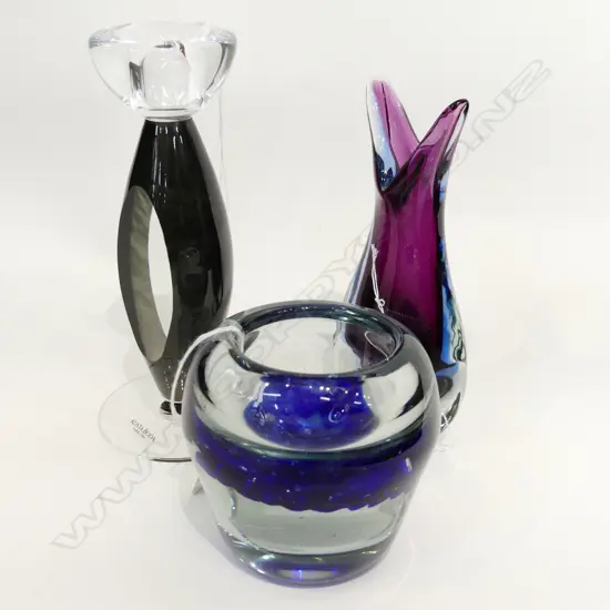 3 PCS ART GLASS; KOSTA BODA SIGNED CANDLE HOLDER (H. 185MM) +  2 VASES  (H. 165 & 100MM)