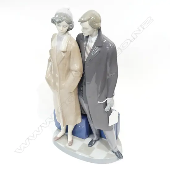 LLADRO 'SAD PARTING' AS NEW w. BOX H.330mm