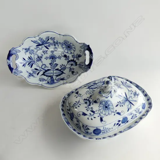 MEISSEN 'BLUE ONION' SERVING DISHES; OVAL DISH WITH TAB HANDLES (L325MM) & LIDDED DISH (L 290MM)