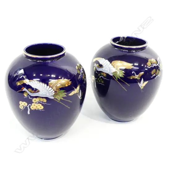 PR COBALT BLUE ORIENTAL PORCELAIN VASES WITH CRANES H. 180MM