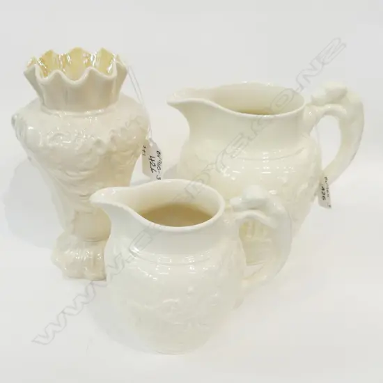 PR GRADUATED CREAM WEDGWOOD HUNTING SCENE JUGS (H. 160, 125MM) + BELLEEK VASE (H. 170MM)