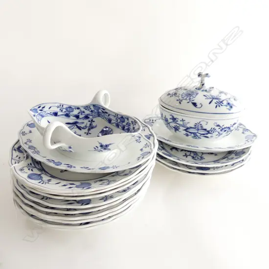 MEISSEN 'BLUE ONION' PCS; 12 PLATES (DIA 255MM) GRAVY BOAT & LIDDED SAUCE DISH, BOTH WITH ATTACHED UNDER PLATES