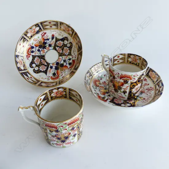 TWO GEORGIAN PERIOD DERBY IMARI CUPS & SAUCERS, STAMP DATE 1782-1825, DIA 140MM