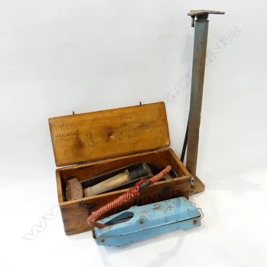 3 VINTAGE FOOT PUMPS INCL. KISMET-JUNIOR, BOXED L.370mm