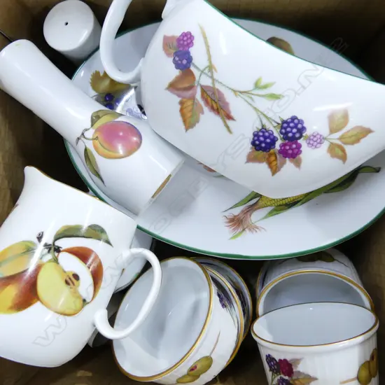 SM BOX ROYAL WORCESTER EVESHAM; GRAVY BOAT, RAMEKINS, JUGS, S&P ETC..