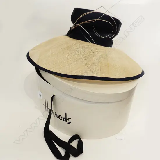 LG BRIMMED HARRODS HAT WITH HARRODS HAT BOX 