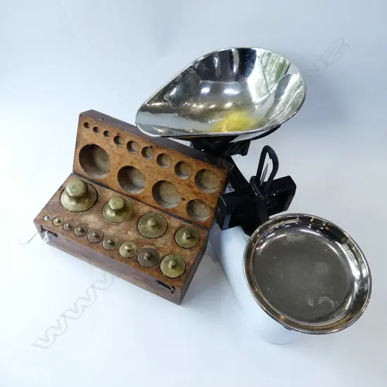 AVERY SCALES + CASED SET OF 13 BRASS WEIGHTS 1KG TO 1 GRAM