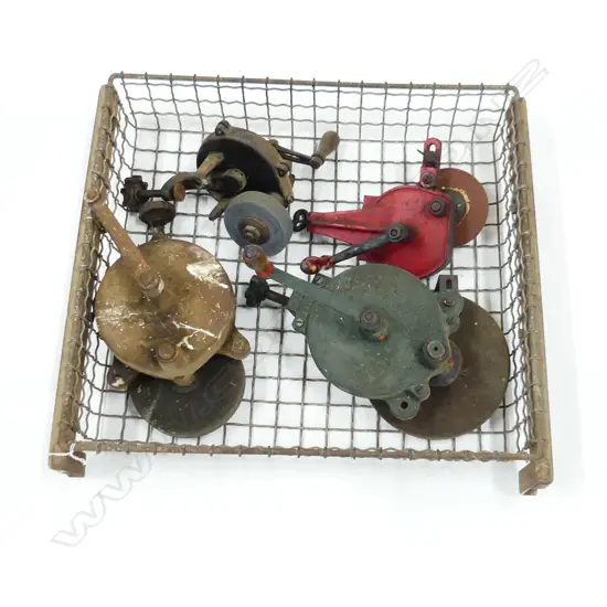 4 BENCH GRINDERS IN WIRE METAL TRAY