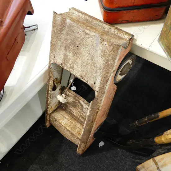 VINTAGE PEDAL CAR (rusty) L.855mm