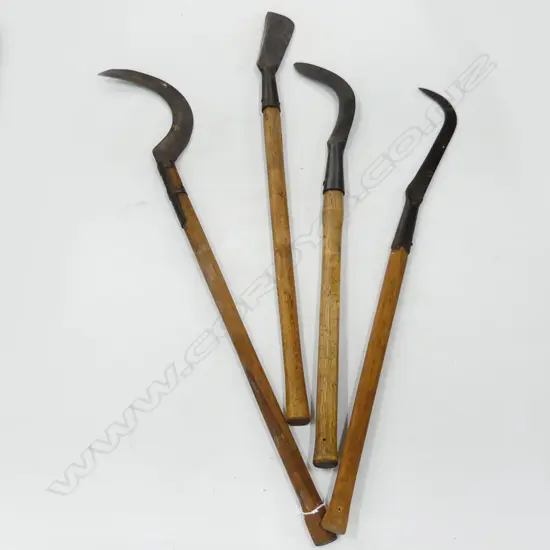 4 VINTAGE SICKLES; LONG WOODEN HANDLES L.1280mm