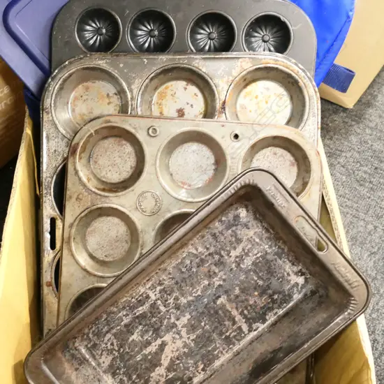 BOX OLD KITCHEN WARE, MUFFIN TINS ETC. + CASED PORTABLE PYREX DISH & COVER