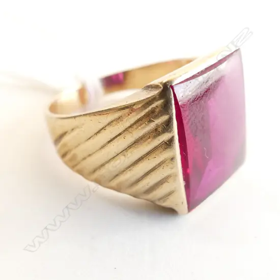 vintage 9ct & RED STONE SIGNET RING 7.55gms