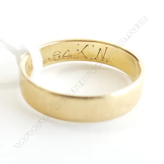 18CT GOLD WEDDER 4gm  SIZE Q