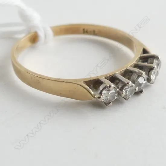 14ct GOLD & 5 STONE DIAMOND RING SIZE O