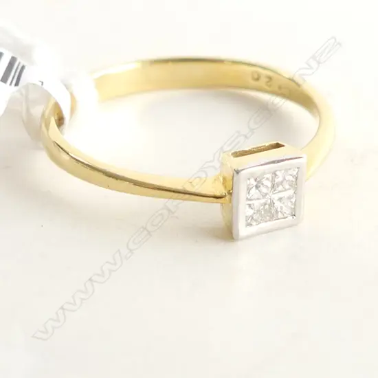 18CT GOLD RING WITH 4 SMALL PRINCESS CUT DIAMONDS TDW 0.20CT