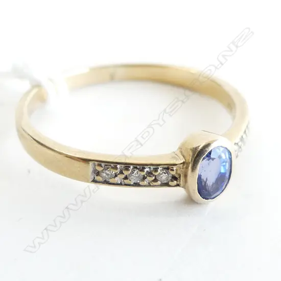 9CT GOLD SAPPHIRE & DIAMOND RING 2.60gm SIZE V