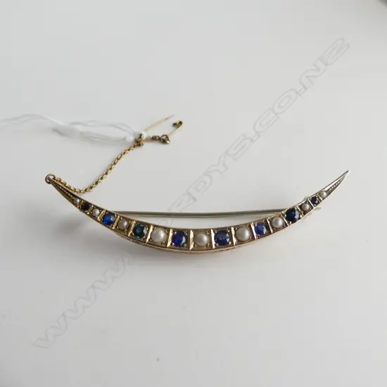 EDW 9CT SAPPHIRE/DOUBLET &  SYN PEARL CRESENT BROOCH L.70MM. 5.25gm