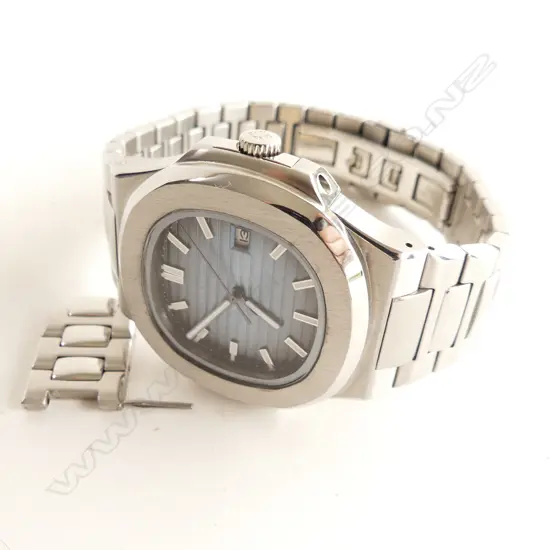 MENS REPLICA PATEK PHILIPPE NAUTILUS (REF5711) AUTOMATIC STAINLESS STEEL WRIST WATCH, EXTRA LINKS - IN WORKING ORDER