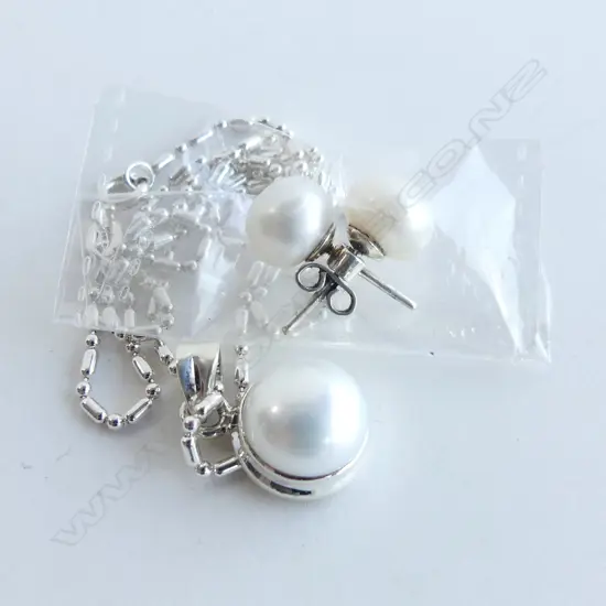 IVORY PEARL PENDANT WITH 925 SILVER CHAIN & MATCHING STUD EARRINGS 