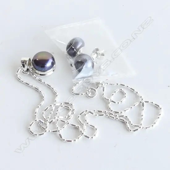 BLACK PEARL PENDANT & 925 SILVER CHAIN WITH MATCHING STUD EARRINGS