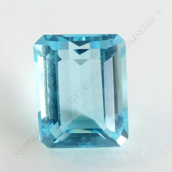 LG BLUE SQUARE CUT GEMSTONE, POSSIBLY GLASS/TOPAZ, APPROX 30CT