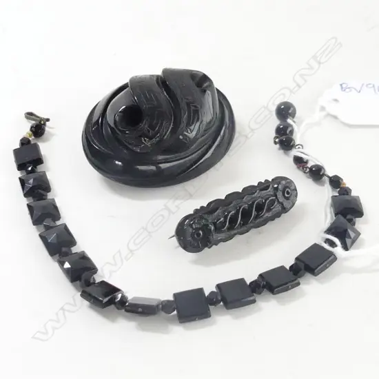3 PCES VICTORIAN WHITBY BLACK JET MOURNING JEWELLERY; 2 BROOCHES & BRACELET