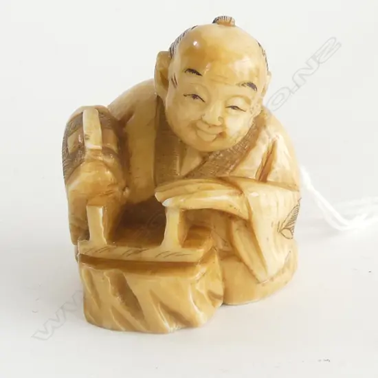 IVORY NETSUKE SIGNED MAN CARVING STOOL H40MM