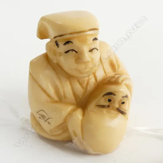 IVORY NETSUKE  MAN WITH DOLL SIGNEDH30MM