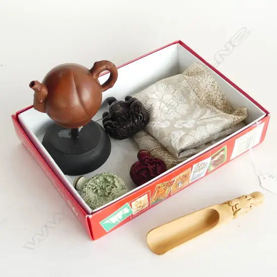 SM BOX MIXED ORIENTAL ITEMS INCL. SNUFF BOTTLES 